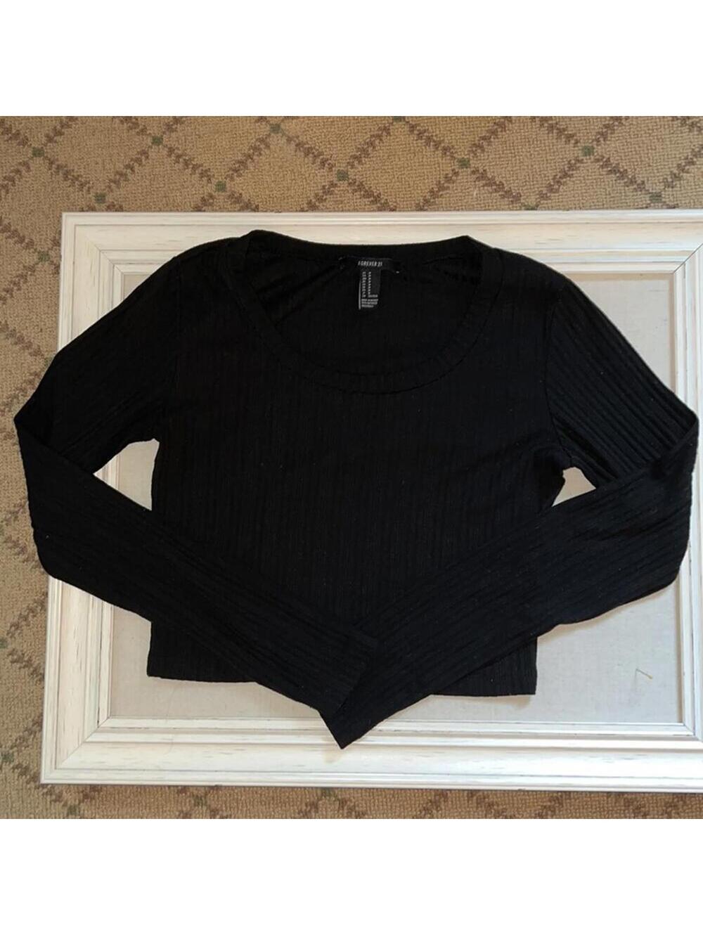 Forever 21 cropped black ribbed knit top with long sleeves M